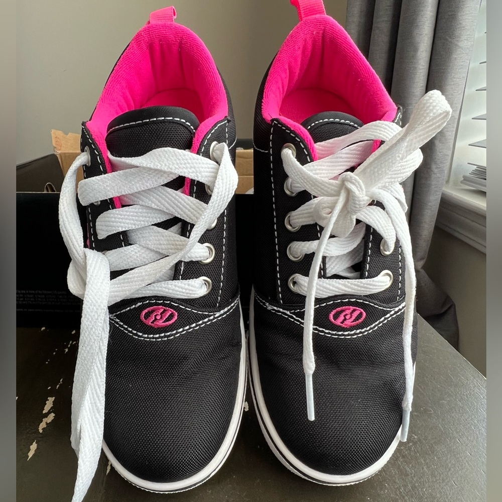 Heelys- barely used. Great condition. Size 2 Youth. 20 cm